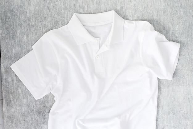 Бесплатное фото Белая рубашка на столе