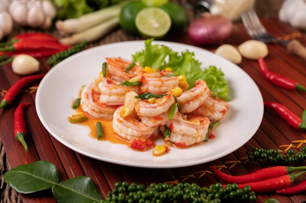 Free photo white shrimp salad with lettuce corn and scallions, chopped