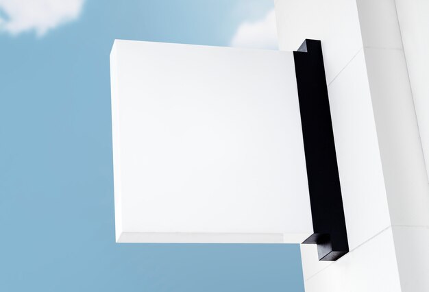 Белый знак с копией пространства в винтажном стиле на фоне неба