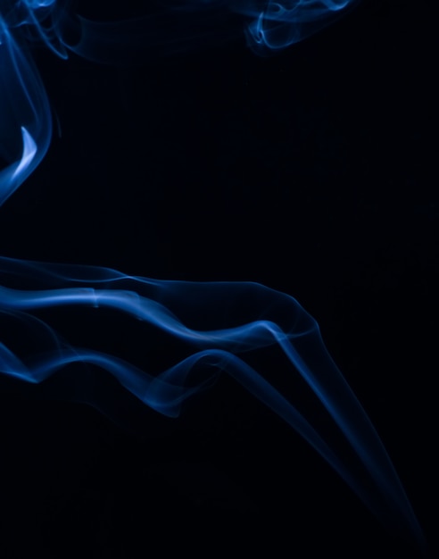 Foto gratuita raccolta di fumo bianco su sfondo nero