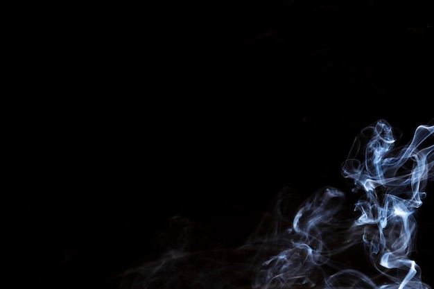 Foto gratuita trama sovrapposta di fumo bianco all'angolo dello sfondo nero