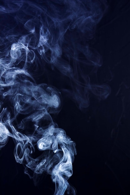 Foto gratuita fumo bianco diffuso su sfondo nero