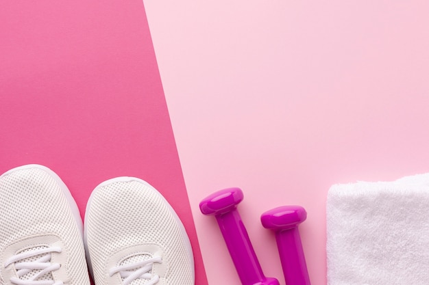 Foto gratuita sneakers bianche e pesi asciugamano rosa con spazio di copia