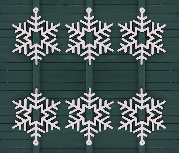 Free Photo white snowflake on green wooden door christmas decoration