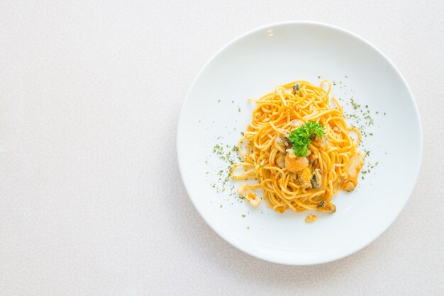 белые спагетти крупного план горячая пища