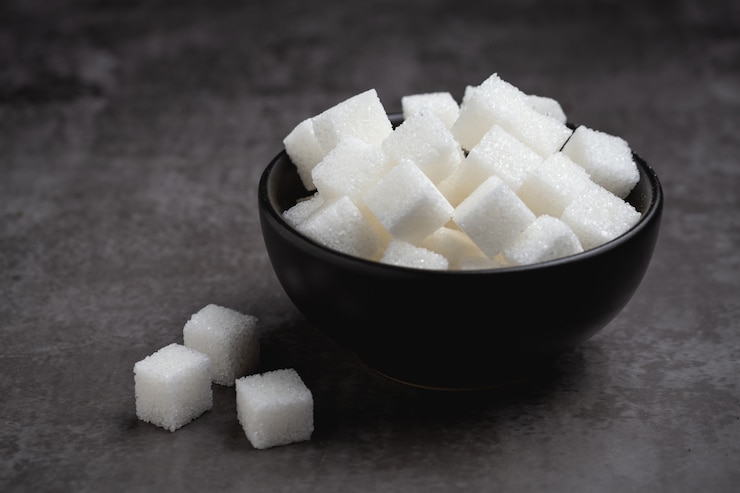 मुफ़्त फोटो white sugar cubes in bowl on table.