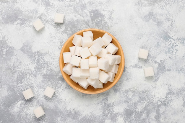 Cubi dello zucchero bianco su calcestruzzo, vista superiore