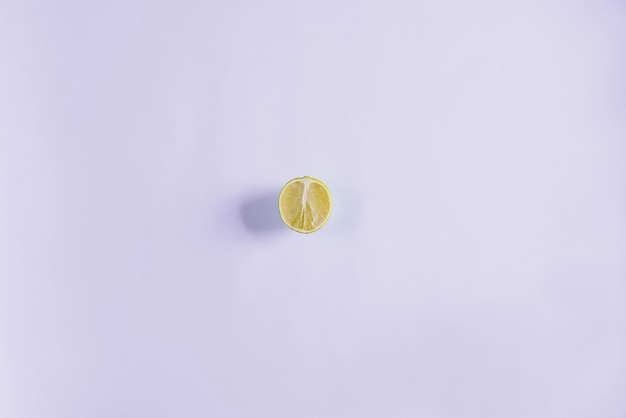 Белая поверхность с половиной лимона