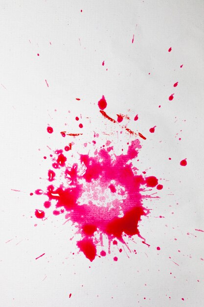 ピンクの水彩画の飛沫と白い表面