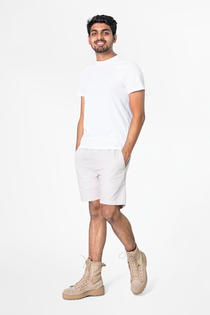 Foto gratuita t-shirt bianca e pantaloncini da uomo basic wear full body