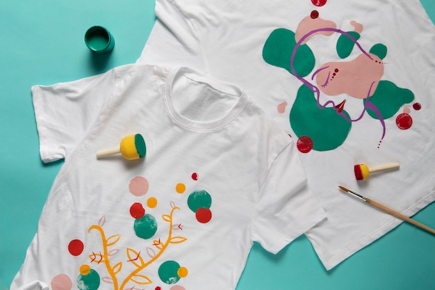 Free photo white t-shirt with diy design painted with colors