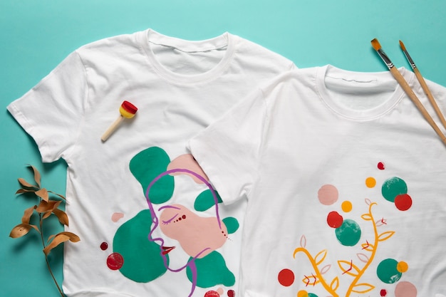 Free photo white t-shirt with diy design painted with colors