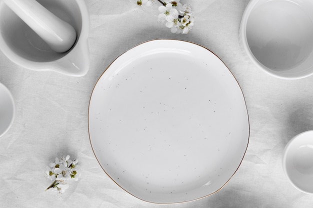Foto gratuita tavolo bianco per una deliziosa composizione del pasto
