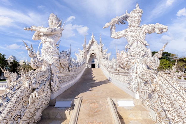 Белый храм, ват ронг кхун в провинции чианграй, таиланд