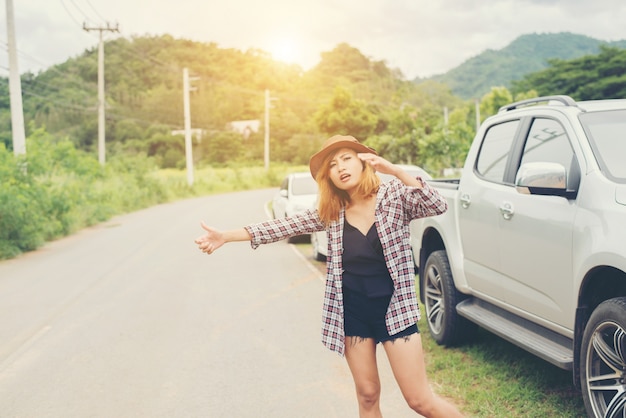 Persone turistiche bianche piuttosto felice