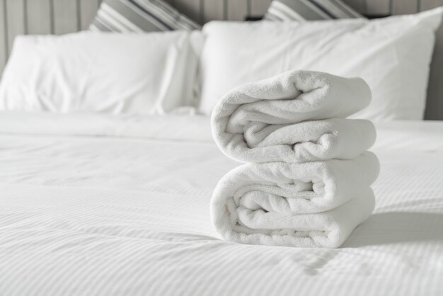 침실 인테리어에 침대 장식에 하얀 수건