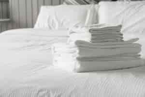 無料写真 寝室のインテリアのベッドの装飾の上に白いタオル