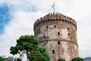 Free photo white tower of thessaloniki with clouds in greece