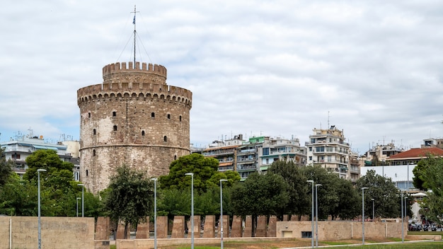 White Tower of Thessaloniki with walking people in front of it