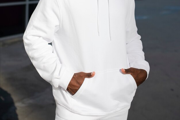 白い流行のパーカーストリートスタイルのメンズウェアのファッション撮影