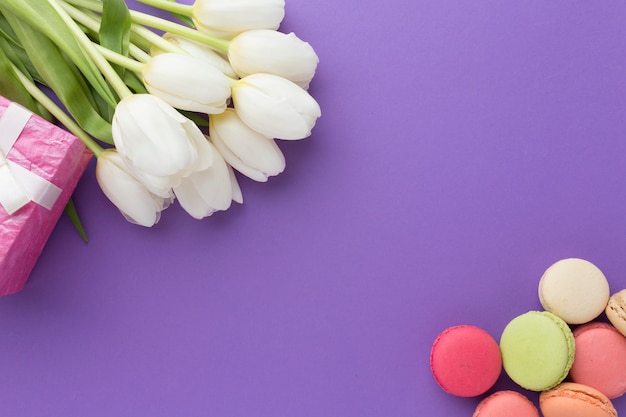 白いチューリップの花とお菓子のトップビュー