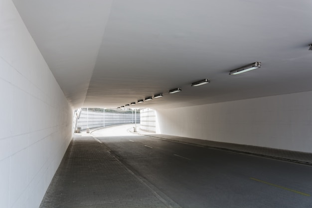 Foto gratuita tunnel bianco con una curva in lontananza