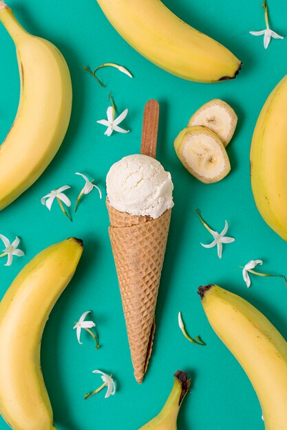 바나나로 둘러싸인 화이트 바닐라 아이스크림