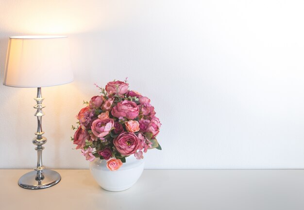 ピンクの花と白い花瓶