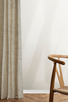 木製​の​椅子​と​カーテン​の​最小限​の​インテリア​と​白い​壁