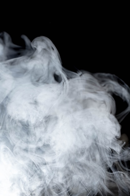Бесплатное фото Белый волнистый дым на черном фоне