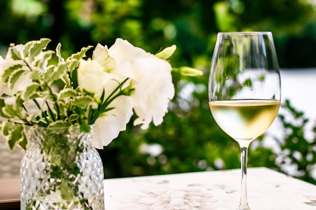 Белое вино в роскошном ресторане на террасе летнего сада. дегустация вин на винодельне в венеции.