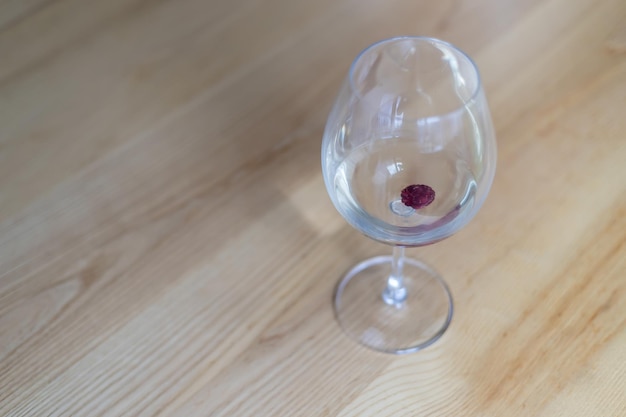 明るい背景に冷凍ラズベリーと白ワイン Premium写真