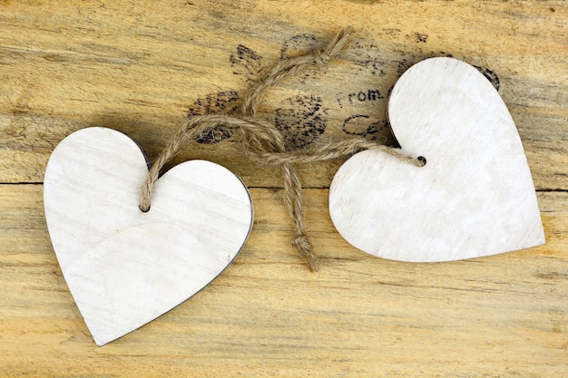 Белые деревянные сердца на деревянной поверхности