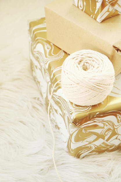 Free photo white yarn thread near brown box