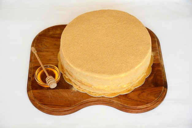 Free photo whole eightlayered honey cake russian cake medovik with walnuts and biscuit covered in honey