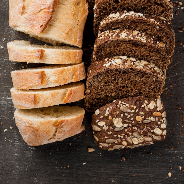 Foto gratuita vista superiore delle fette del pane integrale e bianco