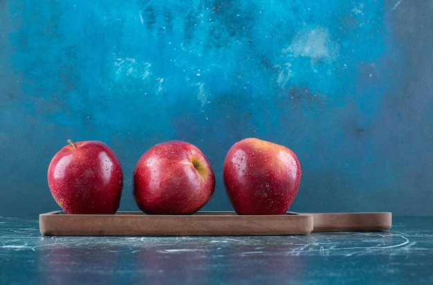 木の板に丸ごと赤いリンゴ。