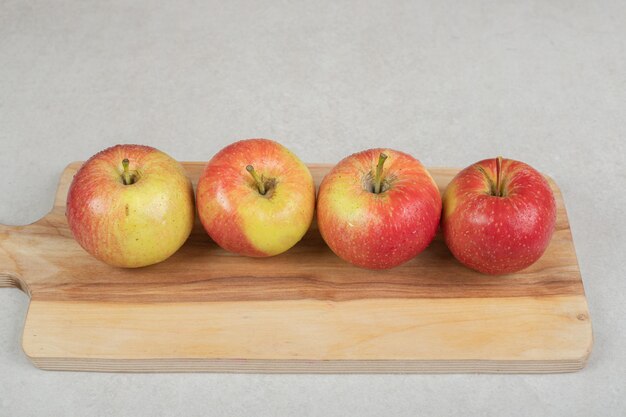 木の板に丸ごと赤いリンゴ
