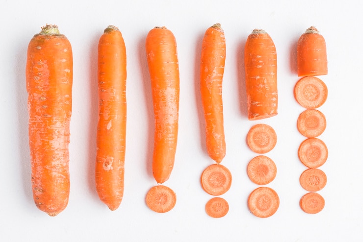 Free Photo whole and sliced carrots