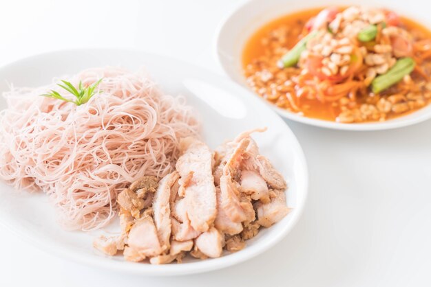 小麦の麺とローストポークとソムタム