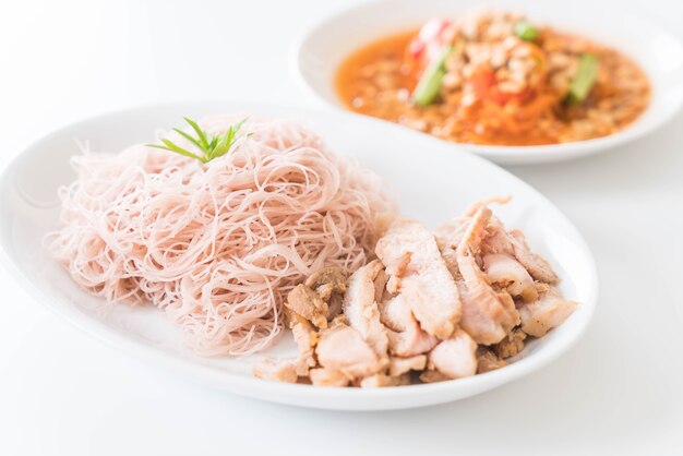 小麦の麺とローストポークとソムタム