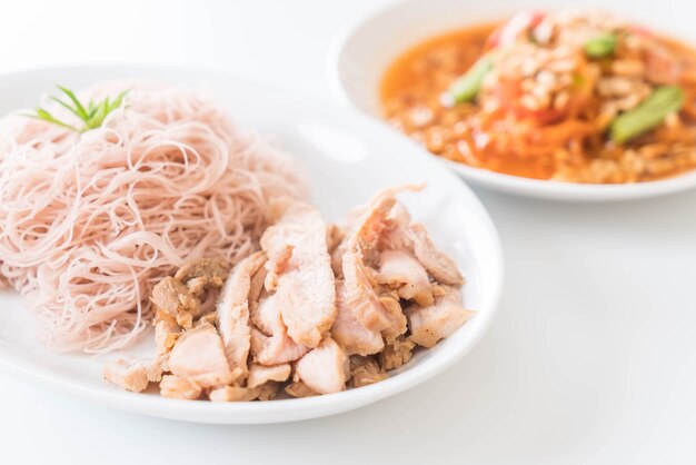 小麦の麺とローストポークとソムタム