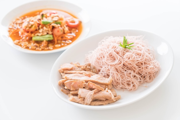 小麦の麺とローストポークとソムタム