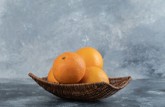 오렌지 과일의 전체 바구니입니다.