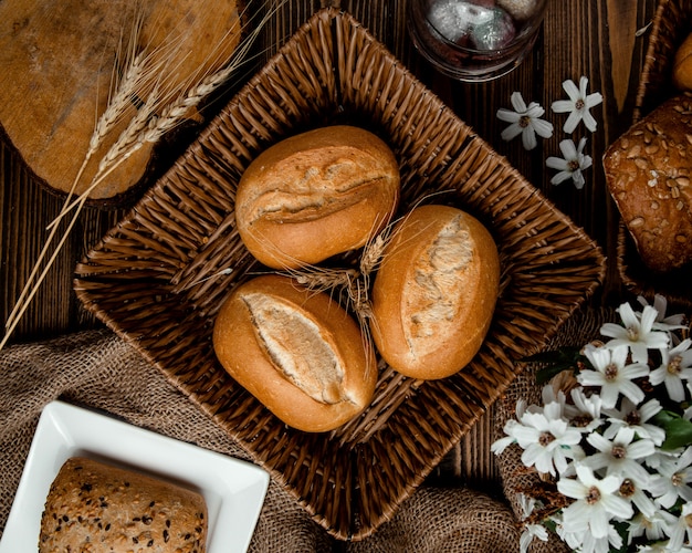 Free photo wicker basket with bread and a spike of millet