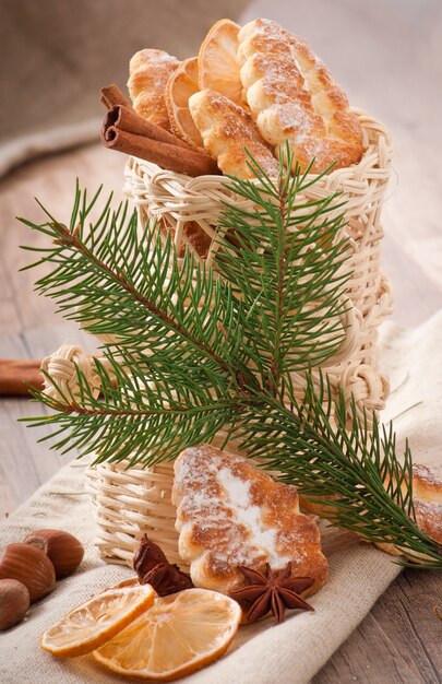 쿠키, 계피 스틱, 설탕에 절인 레몬 및 스타 아니스로 채워진 고리 버들 크리스마스 스타킹