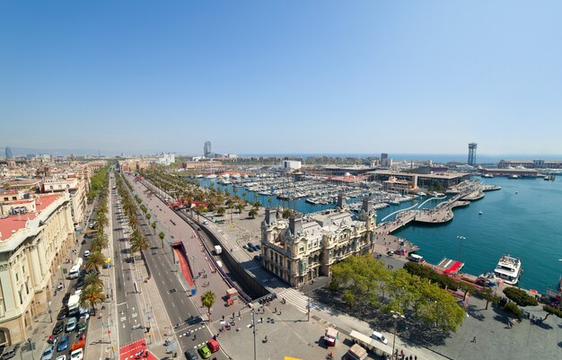 Широкоугольный снимок порта в Барселоне