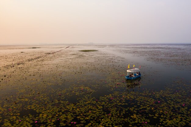 タイのロータス湖でのボートの広角ショット