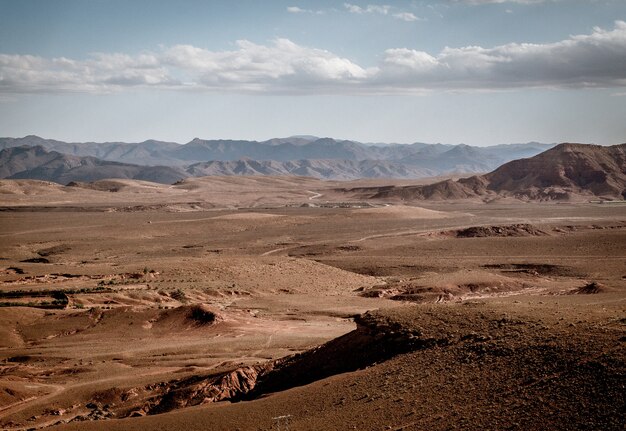Широкоугольный снимок больших участков засушливой земли и гор