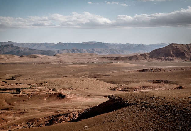 Широкоугольный снимок больших участков засушливой земли и гор